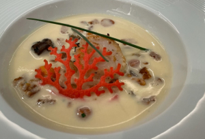 « Le velouté de tous les désirs pour les membres du jury de cet IRON COOK 2022 ! A base de Saint-Jacques et d’escargots, le mets conçu par le futur lauréat, le Nordiste Michaël WICKAERT, donnait déjà le tempo de ce grand défi culinaire dès la première dégustation ! Un évènement parrainé par le président des Maîtres Cuisiniers de France, Christian TETEDOIE… ».