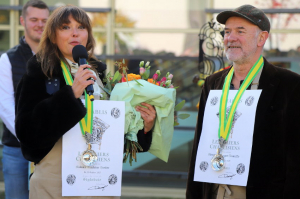« Les grandes traditions de la Fête des Vins de Chablis ont été respectées scrupuleusement par les organisateurs ce week-end à l’occasion de la célébration du nouveau millésime 2025 en compagnie de la marraine, Sandrine QUETIER et du parrain, Jacques BONNAFE. Une grande première pour le nouveau président de l’Office de Chablis, Grégoire GAUTHERIN… ».