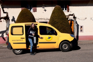 « Devant l’ampleur de la tâche (la gestion de cent millions de colis qui vont circuler dans l’Hexagone durant les fêtes), La Poste n’a d’autre choix que de recruter 9 000 CDD et intérimaires pour y faire face… ».