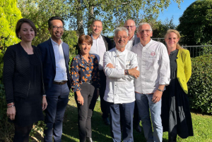 « Jean-Michel LORAIN signe le menu du territoire de l’Yonne en mettant en valeur les producteurs locaux et spécialités régionales. Le chef étoilé de La Côte Saint-Jacques a accepté d’être le parrain de la première édition du Grand Repas 2021 à la demande de la députée Michèle CROUZET, initiatrice de son déploiement sur notre territoire…Valoriser le terroir et la gastronomie en est l’objectif ! ».