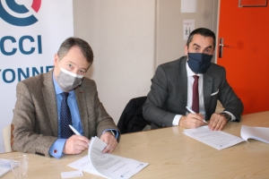 « L’officialisation de ce partenariat a été actée par le président de la CCI de l’Yonne Alain PEREZ et le directeur départemental de la Banque Populaire Yann NUNES lors d’une cérémonie de signature. Une étroite collaboration dont profiteront désormais les créateurs et repreneurs du tissu économique… ».