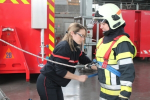 « Les jeunes femmes des milieux économiques, institutionnels, associatifs et politiques, invitées par le Service départemental d’incendie et de secours de l’Yonne, ont eu l’opportunité de tester une petite partie du parcours sélectif préparant les futurs sapeurs-pompiers volontaires. Cette première opération de sensibilisation en appelle d’autres : elle intègre l’une des déclinaisons du plan d’actions volontariat 2020 qui a pris son réel envol cette semaine après la rencontre explicative concoctée auprès du tissu entrepreneurial… ».