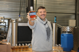 « Dans l’unité de production de Tonnerre, les alambics de la distillerie VALOUR+LEMAIRE ont encore réalisé des merveilles à l’approche des fêtes de fin d’année avec la conception d’un rhum Origines bio et un brandy baptisé « Altais ». De quoi envoyer les aficionados de spiritueux (avec modération) la tête dans les étoiles ! ». 