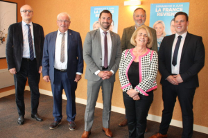 « Les candidats du Rassemblement National et leurs suppléants se sont accordés une pause, le temps de la séance photographique, à l’issue de la conférence de presse, permettant de présenter les enjeux de cette élection. Si les deux députés sortants Julien ODOUL et Daniel GRENON repartent au charbon pour tenter de conserver leurs sièges au Palais Bourbon, ce sera une grande première pour la Républicaine Sophie-Laurence ROY, investie par les deux partis dans le cadre de l’« union des droites », dans la deuxième circonscription… ».