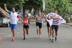 « Isabelle DUMONT (au centre) de la Chambre de Métiers et de l’Artisanat de l’Yonne et Anthony LIBAULT, président des boulangers de l’Yonne (à gauche) ont accompagné de manière symbolique sur les derniers hectomètres du parcours la valeureuse équipe des artisans lors de la 30ème édition de la « France en courant »… ».