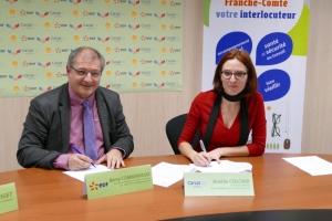 « Etre aux côtés des ménages en difficultés financières et sociales : c’est l’objectif de la convention signée entre la Carsat Bourgogne Franche-Comté et le fournisseur d’énergie EDF Région Est ce lundi à Dijon. Echanges de savoir-faire et formations croisées seront autant de vecteurs favorables pour que les ménages puissent réduire leur facture de consommation d’énergie qui plombe souvent leur budget… Amélie COLOMB, de la Carsat et Rémy COMBERNOUX, EDF Bourgogne, apposent leurs griffes au bas des documents…».