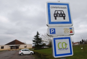 « Une centaine d’aires de covoiturage sera déployée sur l’ensemble de la Bourgogne Franche-Comté afin de booster ce moyen de transport vertueux. Celui-ci favorise la réduction des émissions de CO2 du trafic automobile… ».