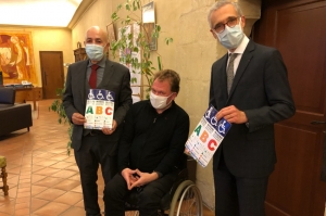 « Aux côtés de Mahfoud AOMAR, président de l’AMF 89 et du préfet de l’Yonne Henri PREVOST, l’ambassadeur national de l’accessibilité Yann JONDOT a expliqué dans les moindres détails la démarche entreprise avec succès en Bretagne pour faciliter la vie des personnes à mobilité réduite… ».