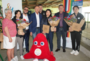 « Echange de cadeaux dont une bouteille de vin de Chablis entre la petite délégation de Taïwan, accueillie à la Patriote Sénonaise et les officiels de notre territoire. Pour François BOUCHER, vice-président du Conseil départemental de l’Yonne en charge des Sports, « la dernière ligne droite est lancée avec l’accueil de ces athlètes »… ».