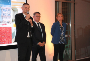 « Le nouveau siège social de la Caisse d’Epargne de Bourgogne Franche-Comté a été inauguré mardi en début de soirée en présence d’environ deux cents invités. Sur la tribune, devaient se succéder le président du directoire Jérôme BALLET, le président du COS, Eric FOUGERE et la première vice-présidente de Dijon Métropole, Nathalie KOENDERS, ravie du résultat. Un joyau à ossature bois et de verre dans un écrin ergonomique pour accueillir les 450 collaborateurs de l’établissement… ».