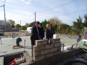 « L’Office Auxerrois de l’Habitat disposera de douze nouveaux logements répartis dans trois bâtiments distincts côté Rive droite à Auxerre. Livrés fin 2019, ces appartements modernes et ergonomiques, respectueux de la RT 2012, devraient accueillir leurs premiers locataires dès février 2020…Jacques HOJLO, président de l’OAH et le président de la Communauté de l’Auxerrois et maire d’Auxerre, Guy FEREZ, ont procédé à la pose de la première pierre… ».