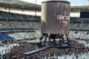 « Record d’affluence battu au Stade de France le week-end dernier pour la venue du groupe INDOCHINE et de son charismatique leader Nicola SIRKIS ! 98 000 spectateurs dont des Icaunais ont été applaudir une valeur sûre du patrimoine culturel français. Ici, les veinards se positionnent avant le récital ! ».