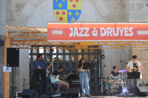 « Il revenait aux instrumentistes de « Shades of Jazz » d’ouvrir le cinquième festival « Jazz à Druyes » que les aficionados de la discipline musicale affectionnent tout particulièrement. Une formation à l’estampille de l’Ecole de Musique, de Danse, de Théâtre de Puisaye-Forterre. Juste avant, Michèle et Didier GILBERTAS, le couple aux manettes de cet évènement, procédèrent au lancement officiel de cette manifestation sous un chaud soleil estival… ».