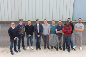 « Avoir de l’ambition et s’en donner les moyens : la CAPEB de l’Yonne initie un nouveau cursus en faveur de l’apprentissage : celui de responsable de l’entreprise artisanale du bâtiment (REAB). 54 jours de cours sont nécessaires pour assimiler les fondamentaux pédagogiques distillés par la société de formation, Construire Demain. Huit chef d’entreprise de l’Yonne viennent de débuter cette initiation qui sera sanctionnée par un examen de niveau III (Bac +2). C’est un précieux auxiliaire pour le président du syndicat patronal, Jean-Pierre RICHARD… ».