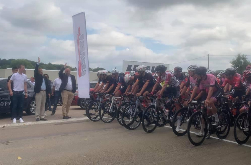 « Toutes les personnalités publiques de la Puisaye-Forterre ont convergé de Saint-Fargeau (le départ) vers Toucy, ce dimanche pour suivre le terme de cette première édition de la course imaginée par le regretté Philippe GERBAULT. Une épreuve qui revient au sociétaire du Vélo Club de Rouen Rémi HUENS… ».