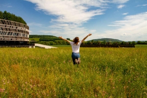 « Après plusieurs mois de fermeture, le MUSEO Parc d’Alésia rouvrira ses portes en accueillant ses premiers visiteurs, sous certaines conditions, dès ce mercredi 19 mai. Un copieux programme de distractions alléchantes suivra au cours de l’été… ».