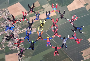 « La fine fleur des parachutistes internationaux en vol relatif effectuent leurs étranges chorégraphies à plus de 4 000 mètres d’altitude au-dessus de la région de Saint-Florentin. S’ils ne disposent que d’une petite minute chrono pour pouvoir se rassembler dans le ciel, ils doivent se séparer, en revanche, vers les 1 500 mètres pour ouvrir leurs parachutes en toute sécurité… ».