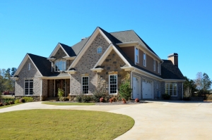 « Les prévisions les plus sombres planent au-dessus des professionnels de l’immobilier. Paradoxe alors que le secteur reprenait du poil de la bête après une année 2019 de belle facture. La FNAIM estime à 3 000 le nombre d’agences qui risque de disparaître, soit le chômage pour 20 000 de ses salariés… ».