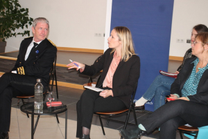 « Echange à bâton rompu entre les spécialistes de l’emploi de notre territoire et la ministre déléguée en charge de l’Egalité des femmes et de la lutte contre la discrimination, Bérangère COUILLARD, à Chablis. Une heure de discussions pour remplir la besace ministérielle de vrais outils et d’expériences vécues favorisant la mixité au travail… ».