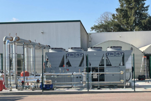 « Le système de réfrigération de FESTINS est remis à neuf, avec en sus l’emploi d’un procédé faisant appel à de l’eau glycolée. Preuve que la société spécialisée dans le réceptif et le traiteur haut de gamme poursuit son programme de développement dans le cadre de la RSE… ».