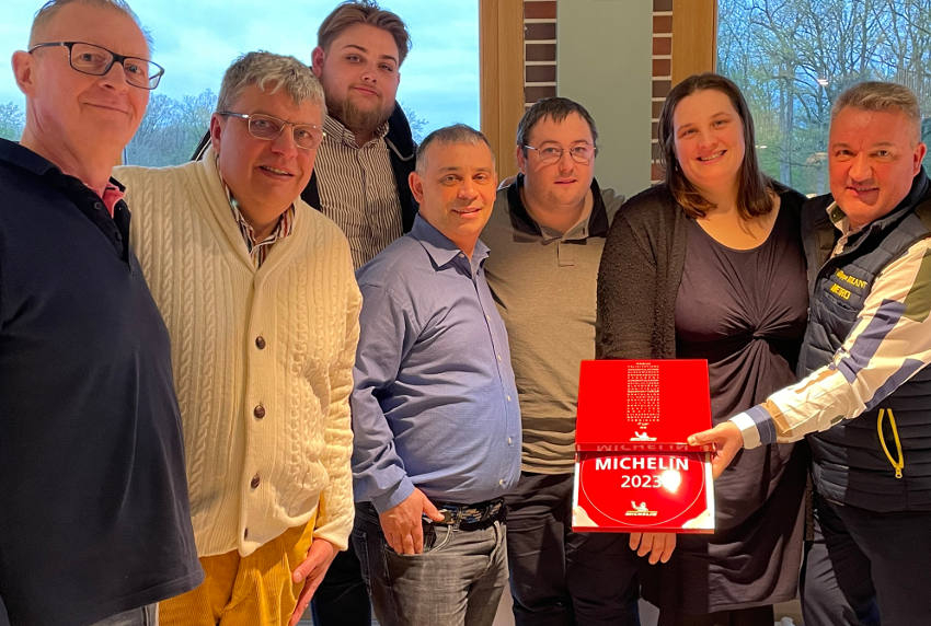 « Entouré d’une partie de son équipe, le chef de « La Madeleine », Patrick GAUTHIER (vêtu d’un pull blanc) a reçu la plaque officielle qui illustre l’appartenance de l’établissement sénonais à la grande famille des étoilés « Michelin ». Une cérémonie qui a été concoctée au Domaine de RONCEMAY par METRO Auxerre et son charismatique directeur, Philippe BULANT (à droite)… ». 