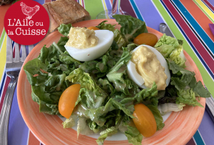 « Les œufs mayo s’inscrivent parmi le patrimoine de la gastronomie française. Au « C1 Plaisir », les déguster équivaut à se pourlécher les babines tant la mayonnaise est onctueuse et bien assaisonnée. Une table qu’il est indispensable de redécouvrir… ».