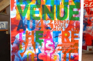 « Le Théâtre d’Auxerre proposera du 05 mars au 12 avril une immersion dans l’imaginaire des concepteurs d’affiche, avec une exposition consacrée aux arts graphiques autour des macules. C’est-à-dire la surimpression d’images différentes. Une opportunité de pouvoir découvrir les significations et messages de ces images qui font sens en n’en ayant aucun… ».