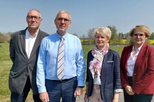« Étienne SÉGUELAS, maire de Lixy, Loïc BARRET, maire de La Belliole, Christine AITA, maire de Courtoin et Annie AMBERMONT, première adjointe au maire de Vallery, élus du canton du Gâtinais, ont des prétentions bien affirmées à l’occasion de ces échéances départementales prévues en juin… ».