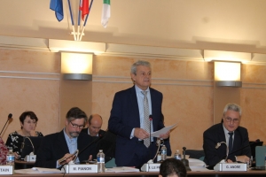 « Lors de la session du Conseil départemental du vendredi 08 février, et avant la diffusion officielle d’un communiqué de presse cosigné avec la directrice académique des services de l’Education nationale de l’Yonne, Annie PARTOUCHE, le président Patrick GENDRAUD a annoncé la tenue d’un séminaire dès le 13 février afin que chacun des représentants de l’assemblée départementale puisse s’exprimer sur les préconisations à apporter sur ce dossier. Le vote définitif de ces décisions sera pris en mars ou en avril… ».