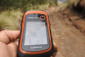 « L’art et la manière de pratiquer le géocaching : ludique, culturel, touristique ou pragmatique, ce concept né aux Etats-Unis s’émancipe de plus en plus dans l’Hexagone. Il aura permis à de nombreuses familles confinées de pouvoir résoudre certaines énigmes à vocation géographique… ».