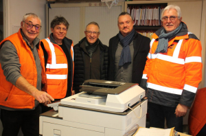 « C’est un appareil de la marque RICOH qui est au centre de toutes les convoitises à la Banque Alimentaire ! Celui qui a été offert par la société de services informatiques LAYER, sous le sceau de l’altruisme et de la générosité, à la structure associative afin de l’aider dans ses nombreuses tâches administratives. Il imprime, scanne et envoie des mails : du trois en un, en somme ! ».