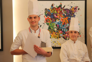 « Le concours du Meilleur Apprenti cuisinier de l’Yonne, baptisé au nom du MOF Guillaume ROYER, a accueilli trois valeureux candidats qui ont élaboré durant plus de quatre heures un menu complet composé d’œufs mollets, de poulet sauté et d’entremets à base d’oranges. C’est le jeune Gabriel ENFERT, apprenti chez l’étoilé Jean-Michel CARETTE à Tournus (« Aux Terrasses ») qui a su tirer son épingle du jeu en se qualifiant pour l’épreuve régionale à l’automne… ».