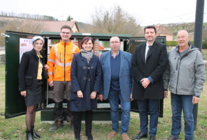 « La commune viticole de CHITRY et ses 257 foyers et locaux professionnels sont désormais éligibles à la fibre optique. ORANGE qui en assure le déploiement sur l’Auxerrois vient de terminer cette installation. Une prouesse technique qu’ont pu apprécier les élus locaux et la conseillère départementale Arminda GUIBLAIN lors du point presse animé par Véronique MORLIGHEM, déléguée régionale de l’opérateur ».