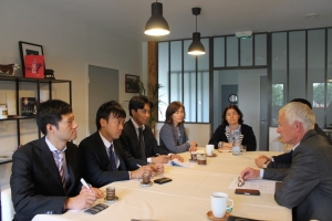 « Une délégation de l’ambassade du Japon dont le jeune chef cuisinier auprès de l’ambassadeur Eiryo KUDO (à gauche) s’est immergée dans l’unité de production des établissements DENAUX à Sens. Ce fut une excellente opportunité pour l’artisan de l’Yonne de pouvoir expliquer les vertus gustatives de ses viandes affinées sur plusieurs semaines. La tendreté et la saveur exquises de ces produits ont convaincu la délégation qui est repartie avec des pièces de bœuf travaillées avec la main experte et l’œil avisé de Jean DENAUX… ».