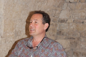 « Louis-Marie MAUVAIS et son épouse, Béatrice, ouvriront les portes de l’Abbaye de REIGNY le 12 novembre à l’occasion du second vide-grenier organisé par l’association des Amis de REIGNY au profit de leurs œuvres culturelles. Une opportunité de s’immerger dans un lieu hors du temps… ».