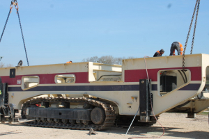 « Cette imposante machine, remise en état après dix-huit mois passés en Mauritanie, se nomme un trommel. Fort utile au concassage de pierres afin d’en produire des granulats. YCARE vient de rapatrier sa nouvelle acquisition sur son nouveau site sur Aux-R-Parc. Un lifting y est assuré avant le nouveau départ de la « bête » vers d’autres aventures… ».