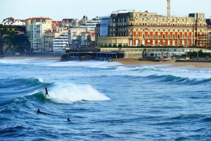 « Une fois le G 7 terminé dans la magnifique ville de Biarritz, l’ordre mondial sera-t-il vraiment repensé pour que cessent les inégalités et les fractures entre les puissances les plus riches et celles qui vivent dans la pauvreté ? En tout, cas, les sherpas des hommes politiques ont du pain sur la planche pour solutionner tous les litiges en cours… ».