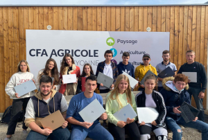 « Une dotation numérique qui fait des heureux au CFA agricole La Brosse ! Enseignants et apprenants travaillent à l’aide d’ordinateurs renforçant ainsi les liens sociaux et les échanges constructifs. Une initiative encouragée par la direction et soutenue financièrement par différents partenaires… ».