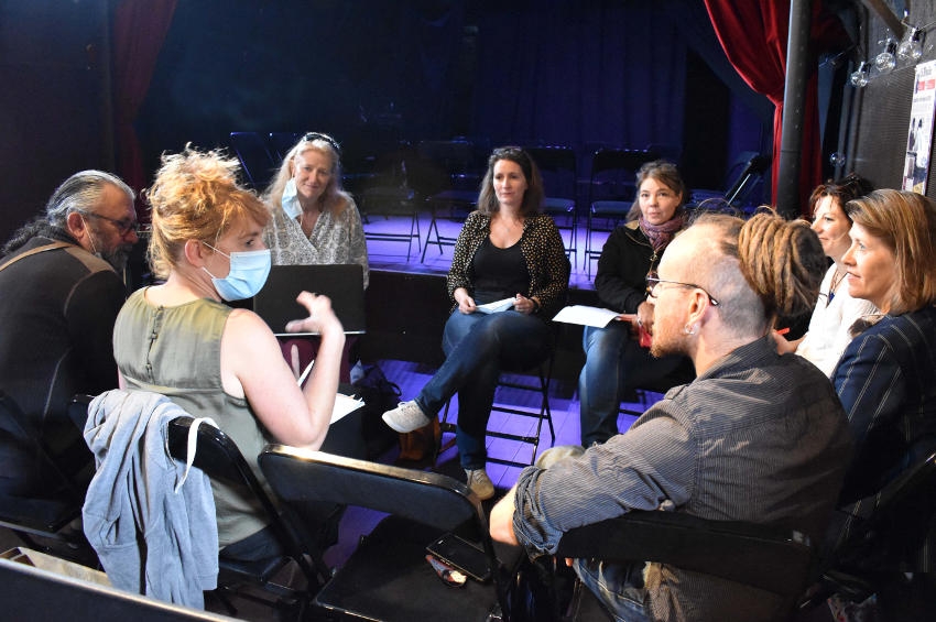 « A l’automne dernier, le temps des espérances nourrissait encore les artistes du « Commun Artistique » qui espéraient revenir sur scène dès 2021. Depuis, de l’eau a coulé sous les ponts. Entre déceptions et désillusions…pour combien de temps encore ? ».