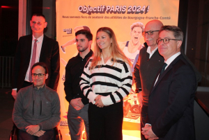 « Aux côtés des sportifs Kévin CARVALHO et Cédric FEVRE, et en présence des dirigeants de la Caisse d’Epargne de Bourgogne Franche-Comté, Jérôme BALLET et Eric FOUGERE, l’Auxerroise Eugénie DORANGE a donné de ses nouvelles avant les futures échéances qualificatives pour les Jeux de Paris lors de la cérémonie des vœux à Dijon… ».