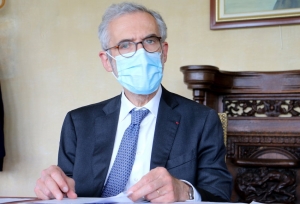 « Saluant la mobilisation sur le terrain des acteurs de l’opération « Tous sur le pont », le préfet de l’Yonne Henri PREVOST a rappelé que ce n’était pas parce que l’on retrouvait progressivement plus de liberté qu’il fallait oublier toute prudence en matière de vie sociale. Eve ROBERT a insisté sur l’importance à continuer de se faire tester avant de se retrouver en famille ou entre amis car le virus reste très contagieux… ».