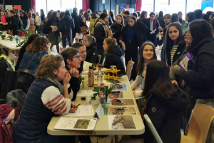 « A Montceau-les-Mines, le succès du Carrefour des Carrières au féminin était bel et bien au rendez-vous ce week-end lors de la première étape de ce classique de l’orientation, accueilli en Saône-et-Loire. Le 21 janvier à Appoigny, FETE va tenter de faire aussi bien en recevant l’appui d’une cinquantaine de professionnelles qui viendront témoigner… ».