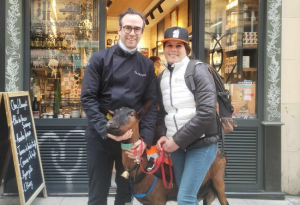 « Un challenge un peu fou mais plutôt fun pour Claire GENET qui en compagnie de sa mascotte fétiche, « Super Biquette », s’est rendue dans la capitale hexagonale pour y rencontrer une dizaine de ses clients fromagers, le 11 janvier. La chèvre a apprécié les caresses et les câlins des Parisiens : une autre date est déjà programmée ! ».