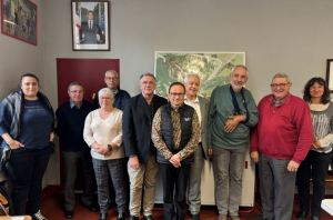 « Le Conseil d’administration de l’association « Cités de Caractère » a tenu son ultime séance de travail de l’an 2025 à Druyes-les-Belles-Fontaines, samedi matin, à l’invitation de son maire, Jean-Michel RIGAULT. Belle occasion pour les onze personnes présentes à ce rendez-vous de tirer les enseignements de l’année écoulée et de se projeter vers 2026… ».