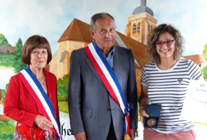 « L’éducatrice sportive et judokate de renom Jennifer KEBBACH a reçu une nouvelle distinction honorifique pour service rendus à la cause de la jeunesse et du sport. Un diplôme remis par le maire de CHEVANNES Dominique CHAMBENOIT et sa première adjointe Anna CONTANT… ».