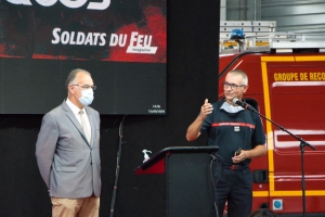 « Les 17èmes Journées thématiques des SDIS de France se sont ouvertes ce mardi en début d’après-midi à Auxerre. Elles accueillent près de 150 sapeurs-pompiers venus de l’Hexagone et des partenaires industriels dont l’équipementier belge SIOEN. Le président du SDIS de l’Yonne Christophe BONNEFOND a procédé à l’inauguration officielle en compagnie du directeur du groupement, le colonel Jérôme COSTE… ».