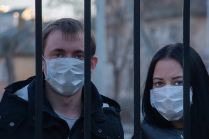 « C’est une course contre la montre qui commence pour la préfecture de l’Yonne et l’Agence régionale de santé qui font appel à la générosité pour que les détenteurs de masques les apportent au plus vite… ».