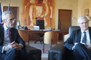 « Les acteurs publics et économiques de l’Yonne agissent au quotidien pour soutenir et aider les entrepreneurs en proie aux difficultés financières imputables à la propagation du coronavirus. Fédérés par le préfet de l’Yonne dans le cadre d’une cellule de crise, ils se sont dotés de moyens multimédia pour être au plus près du terrain…Le préfet Henri PREVOST et son directeur de cabinet, Tristan RIQUELME, à l’écoute du monde économique… ».