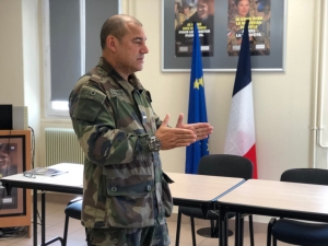 « Responsable du Centre d’information et de recrutement des forces armées dans l’Yonne, l’adjudant-chef Bruno NIRLO renseigne les personnes désireuses de rejoindre le corps militaire sur les potentialités de carrière au sein de l’institution. Différents métiers sont ainsi concernés et peuvent offrir de belles perspectives aux jeunes gens, âgés de 17,5 ans à 28 ans révolus… ».