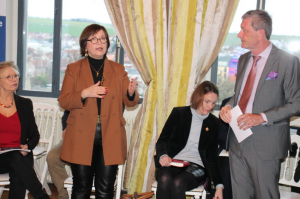 « L’amélioration des dispositifs existants était l’un des axes de travail du colloque organisé à la préfecture de l’Yonne sur les violences intrafamiliales par la sénatrice Dominique VERIEN à Auxerre. Le préfet Pascal JAN a rappelé que tous les acteurs locaux concernés par la problématique étaient fortement mobilisés… ».